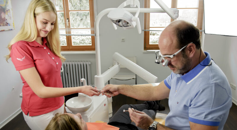 Behandlung in der Zahnarztpraxis DentalOase