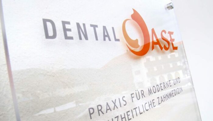 Das Schild der Zahnarztpraxis DentalOase